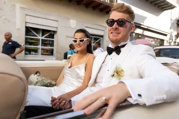 Pareja en convertible, boda Cartagena